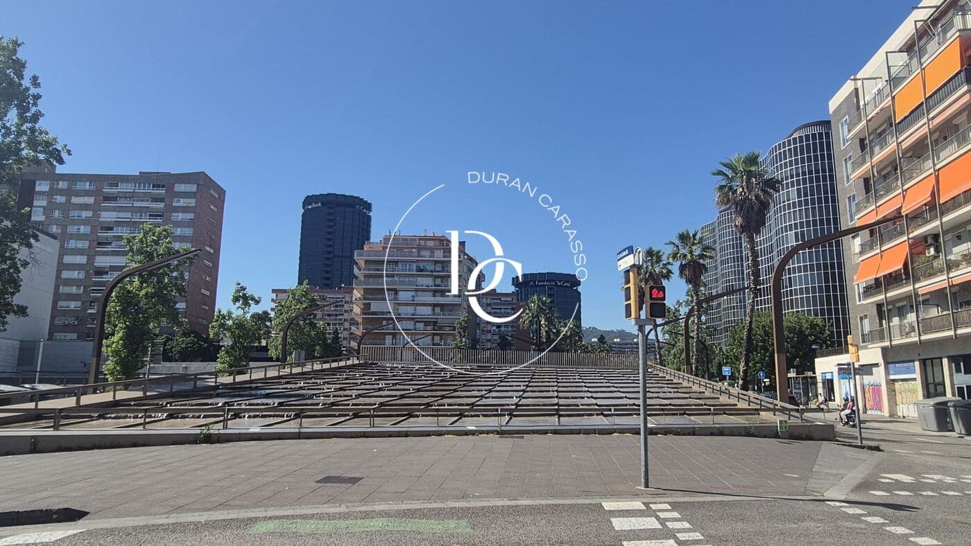 Commercial for sale in Barcelona city - € 680,000 (Ref: 9899411)