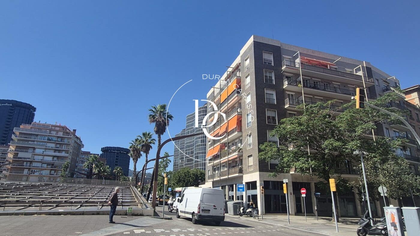 Commercial for sale in Barcelona city - € 680,000 (Ref: 9899411)