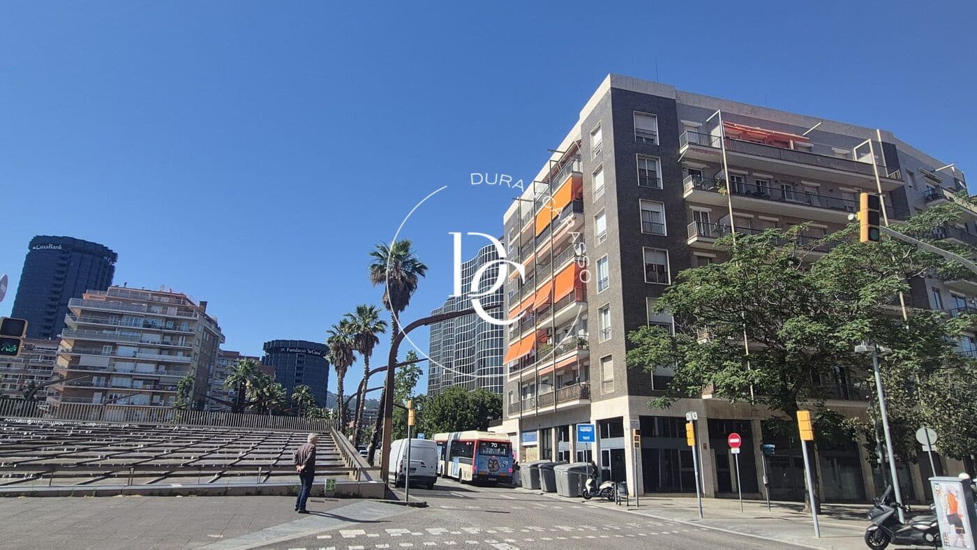 Commercial for sale in Barcelona city - € 680,000 (Ref: 9899411)