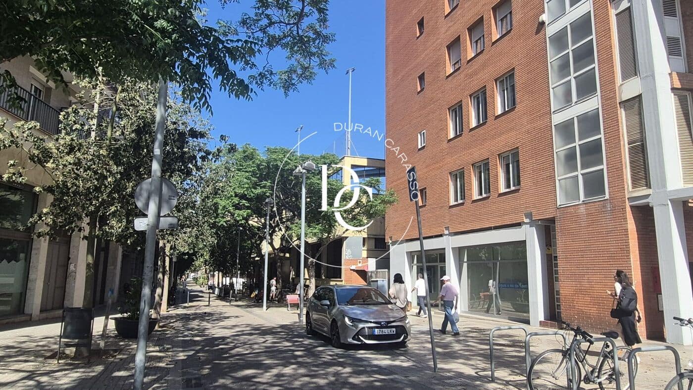 Commercial for sale in Barcelona city - € 680,000 (Ref: 9899411)
