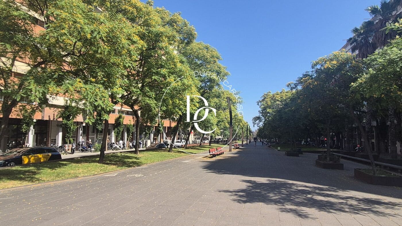 Commercial for sale in Barcelona city - € 680,000 (Ref: 9899411)
