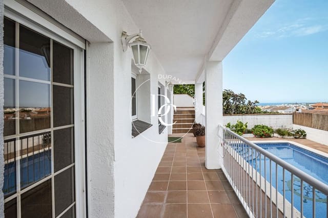 5 soverom Kjedet enebolig til salgs i Sant Pere de Ribes med svømmebasseng - € 585 000 (Ref: 9915996)
