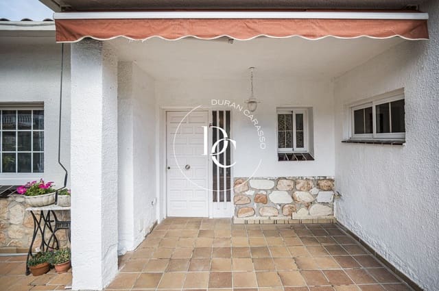 5 soverom Kjedet enebolig til salgs i Sant Pere de Ribes med svømmebasseng - € 585 000 (Ref: 9915996)