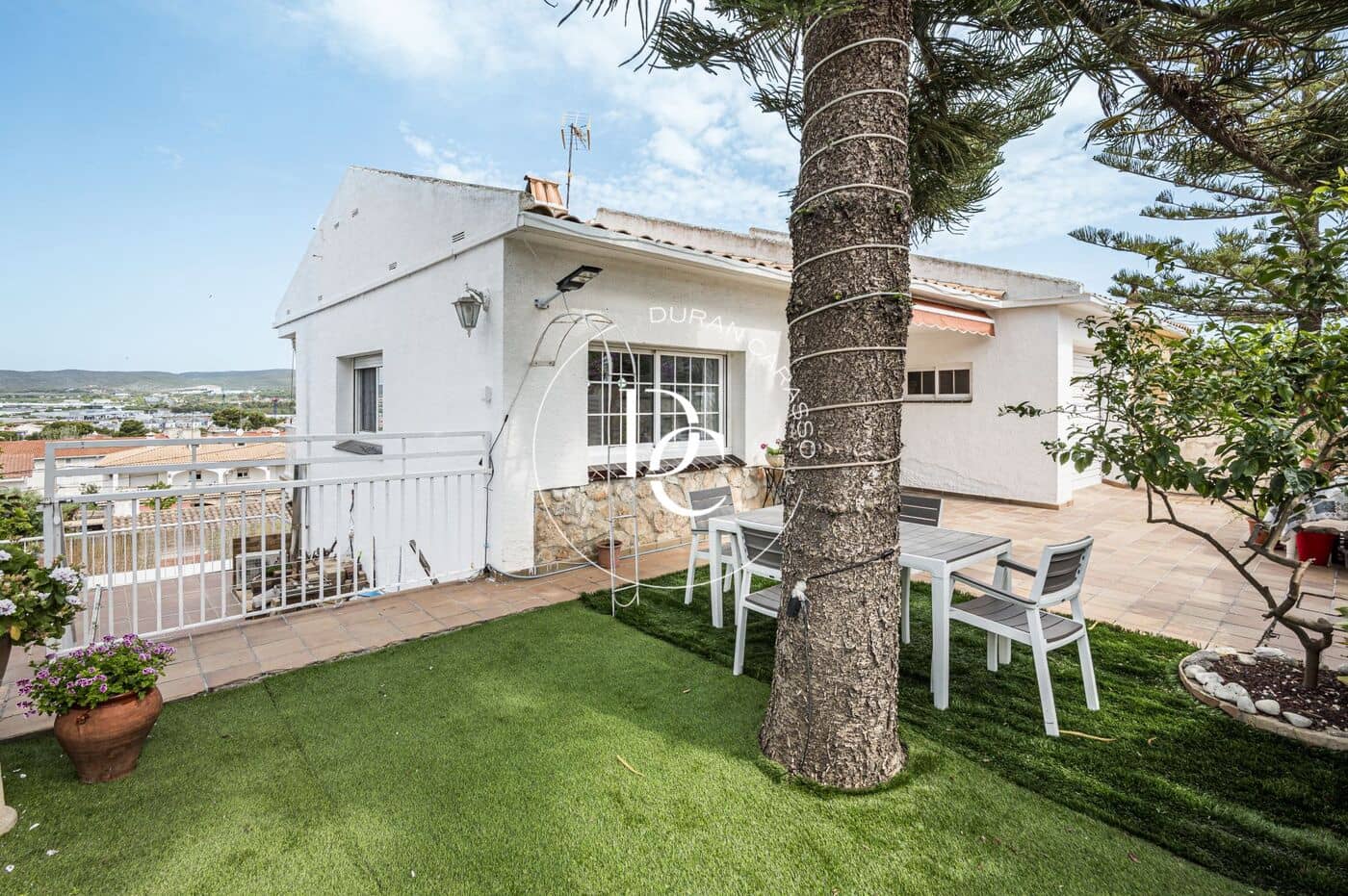 5 soverom Kjedet enebolig til salgs i Sant Pere de Ribes med svømmebasseng - € 585 000 (Ref: 9915996)