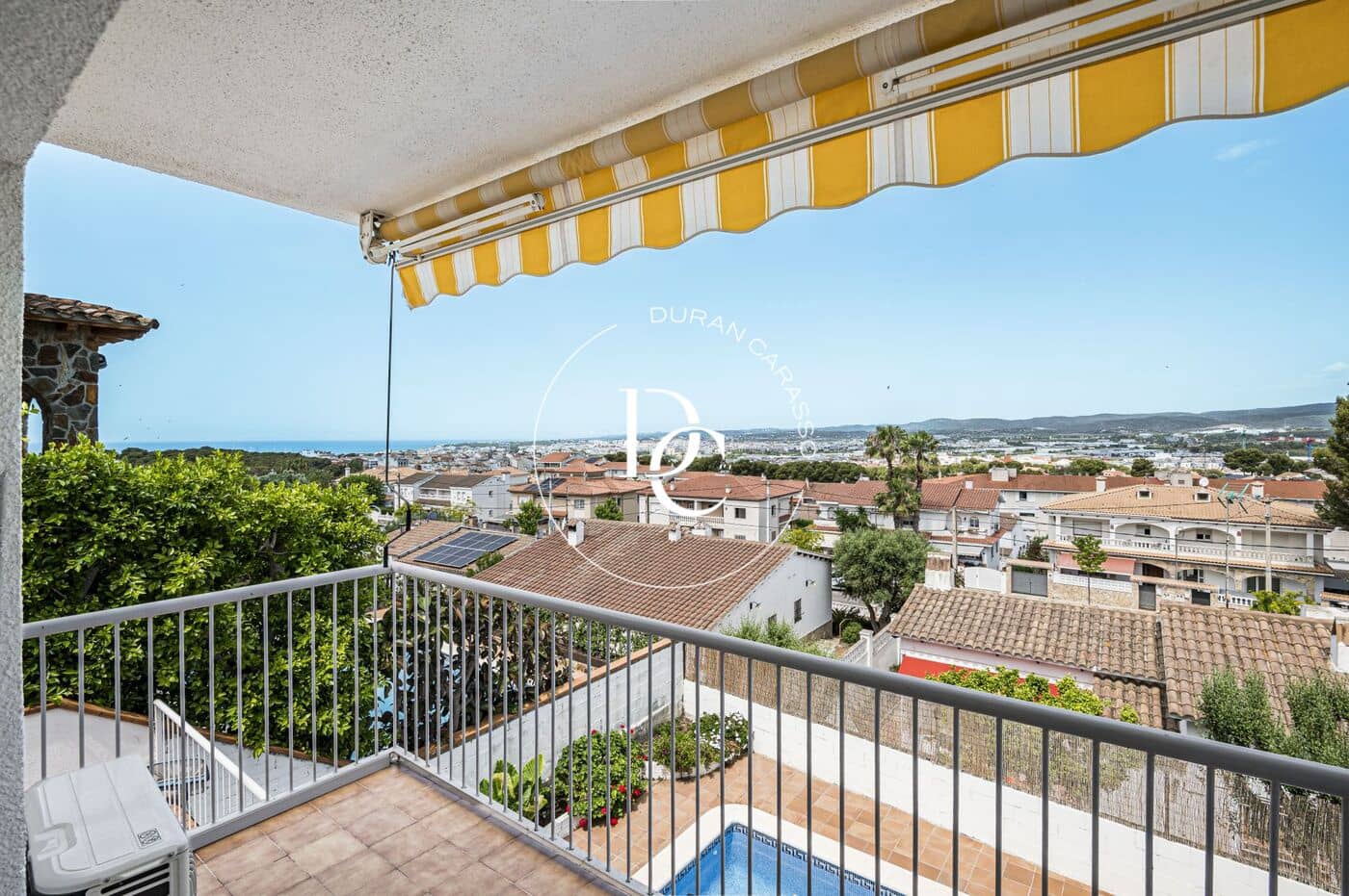 5 soverom Kjedet enebolig til salgs i Sant Pere de Ribes med svømmebasseng - € 585 000 (Ref: 9915996)