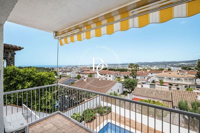 5 soverom Kjedet enebolig til salgs i Sant Pere de Ribes med svømmebasseng - € 585 000 (Ref: 9915996)