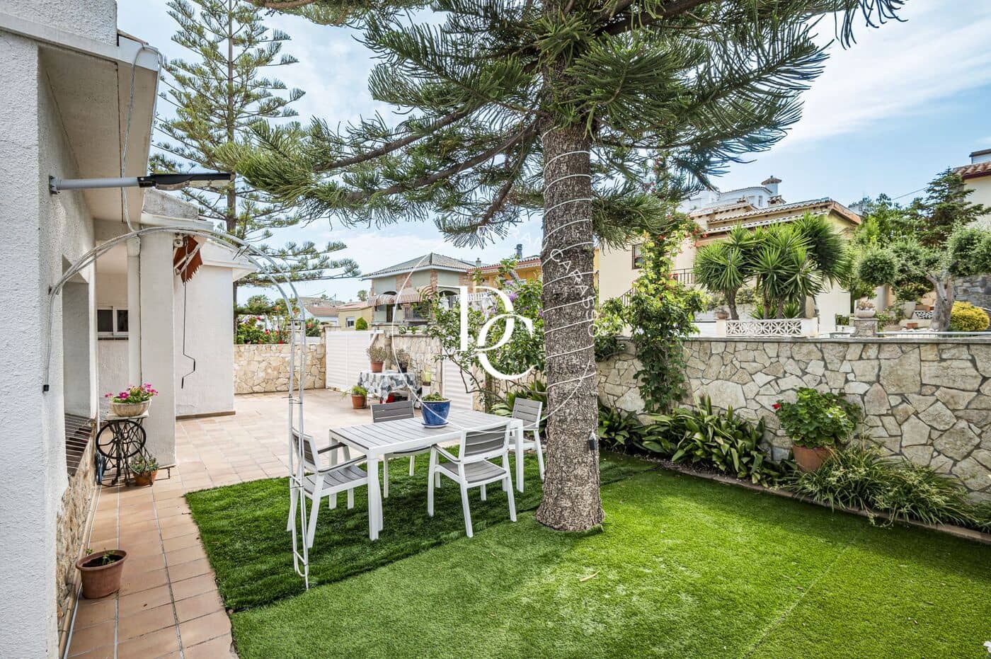 5 soverom Kjedet enebolig til salgs i Sant Pere de Ribes med svømmebasseng - € 585 000 (Ref: 9915996)
