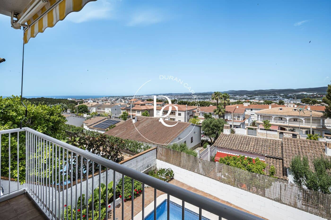 5 soverom Kjedet enebolig til salgs i Sant Pere de Ribes med svømmebasseng - € 585 000 (Ref: 9915996)