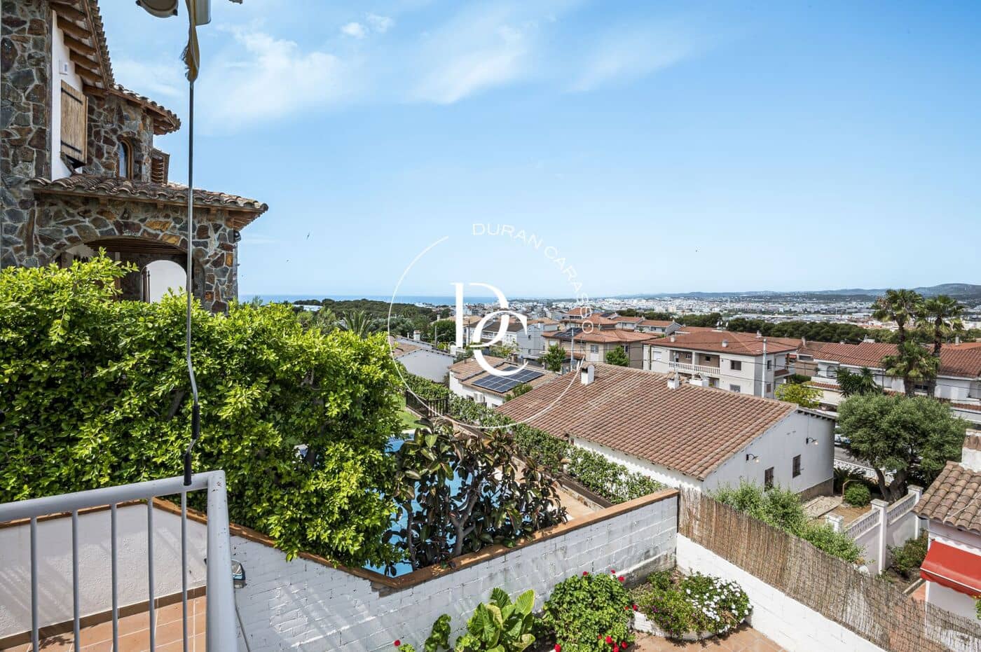 5 soverom Kjedet enebolig til salgs i Sant Pere de Ribes med svømmebasseng - € 585 000 (Ref: 9915996)