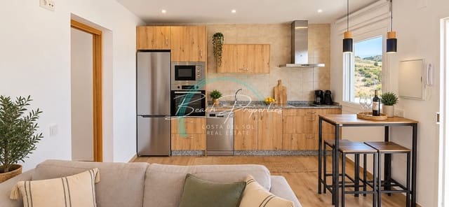 1 quarto Moradia para arrendar em Torrox Pueblo, Torrox com piscina garagem - 1 300 € (Ref: 10097397)