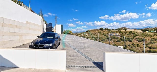1 quarto Moradia para arrendar em Torrox Pueblo, Torrox com piscina garagem - 1 300 € (Ref: 10097397)