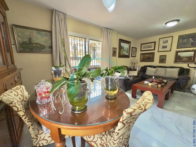 Pareado de 7 habitaciones en Torre del Mar, Vélez-Málaga en venta con piscina garaje - 850.000 € (Ref: 10127330)