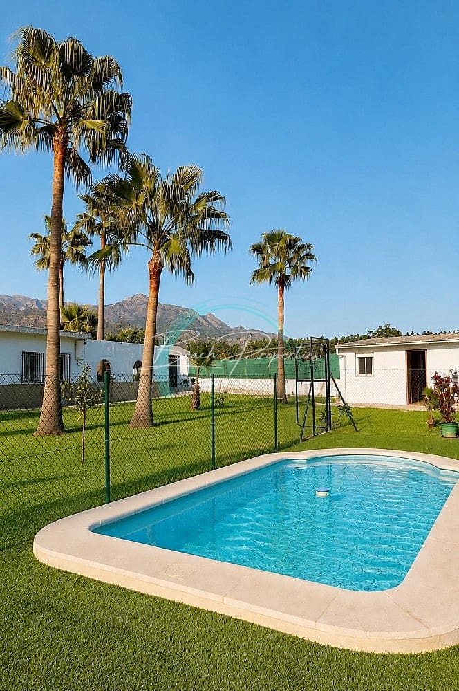 Chalet de 3 habitaciones en Nerja en alquiler con piscina garaje - 1.200 € (Ref: 10138870)
