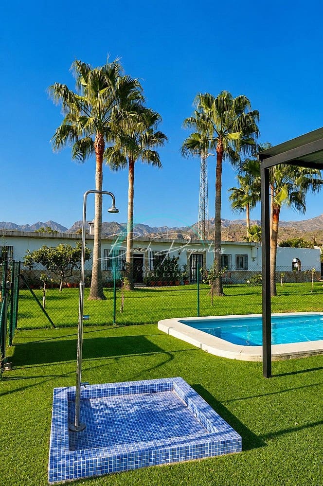 Chalet de 3 habitaciones en Nerja en alquiler con piscina garaje - 1.200 € (Ref: 10138870)