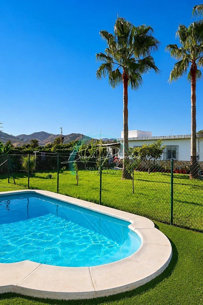 Chalet de 3 habitaciones en Nerja en alquiler con piscina garaje - 1.200 € (Ref: 10138870)