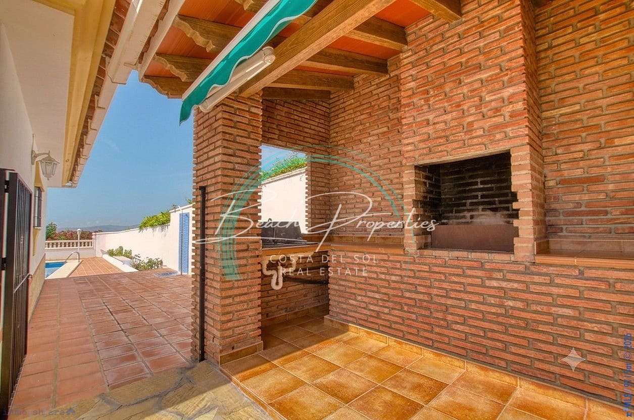 Chalet de 4 habitaciones en Periana en venta con piscina garaje - 440.000 € (Ref: 10166791)