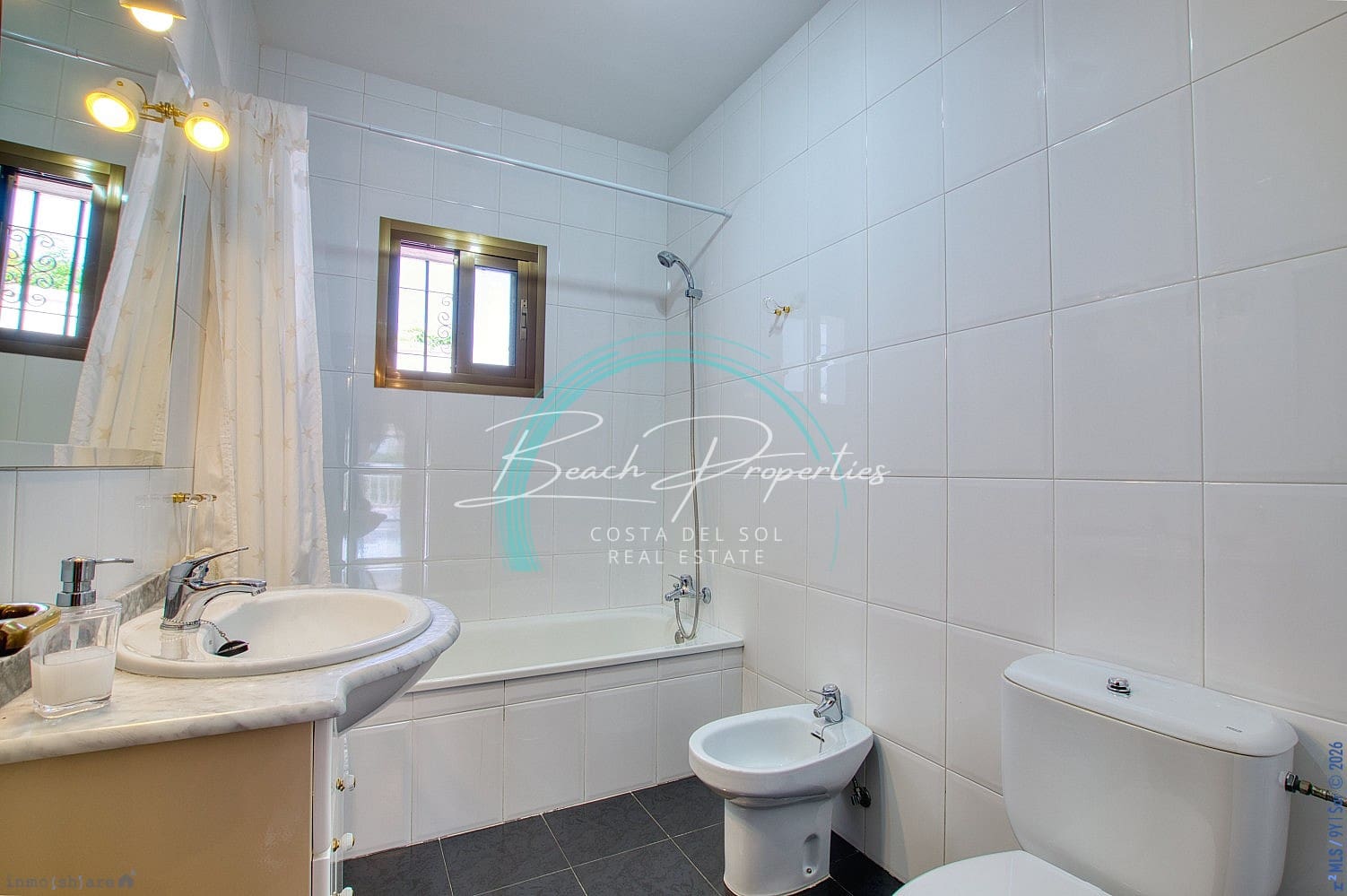 Chalet de 4 habitaciones en Periana en venta con piscina garaje - 440.000 € (Ref: 10166791)