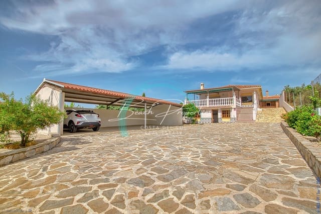 Chalet de 4 habitaciones en Periana en venta con piscina garaje - 440.000 € (Ref: 10166791)