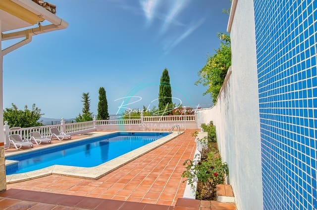 Chalet de 4 habitaciones en Periana en venta con piscina garaje - 440.000 € (Ref: 10166791)