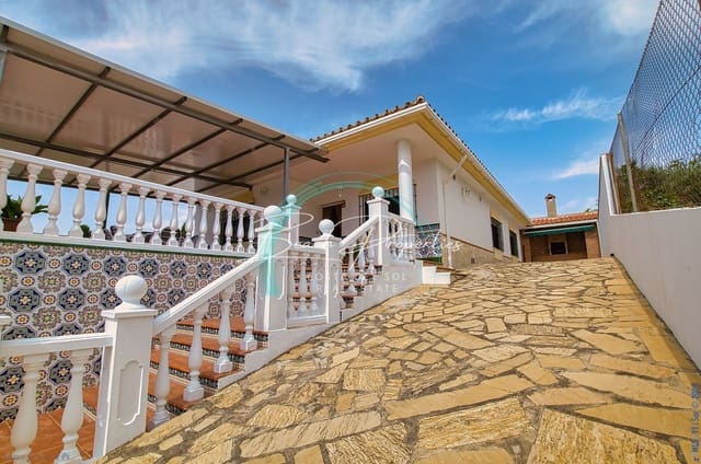 Chalet de 4 habitaciones en Periana en venta con piscina garaje - 440.000 € (Ref: 10166791)