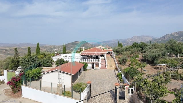 Chalet de 4 habitaciones en Periana en venta con piscina garaje - 440.000 € (Ref: 10166791)