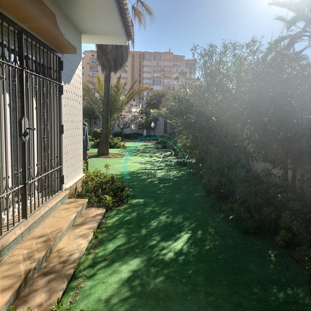 4 soveværelse Villa til salg i Torrox-Costa med garage - € 892.500 (Ref: 8140310)