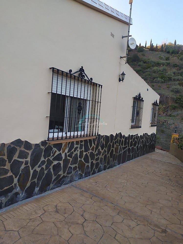 Casa de 3 habitaciones en Torrox en alquiler con piscina garaje - 900 € (Ref: 8390164)