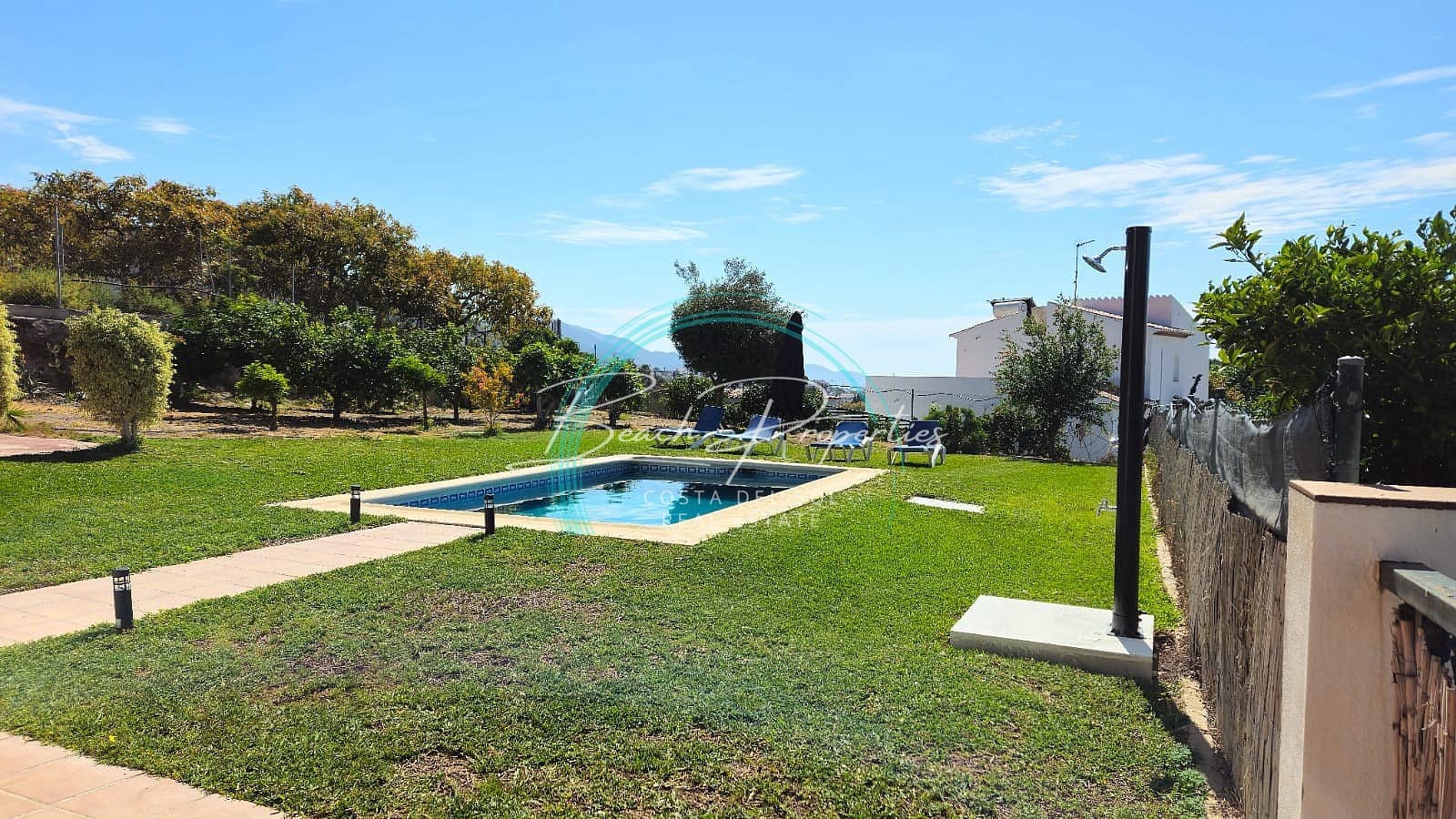 Hus til leie i Nerja med garasje - € 1 100 (Ref: 8903657)