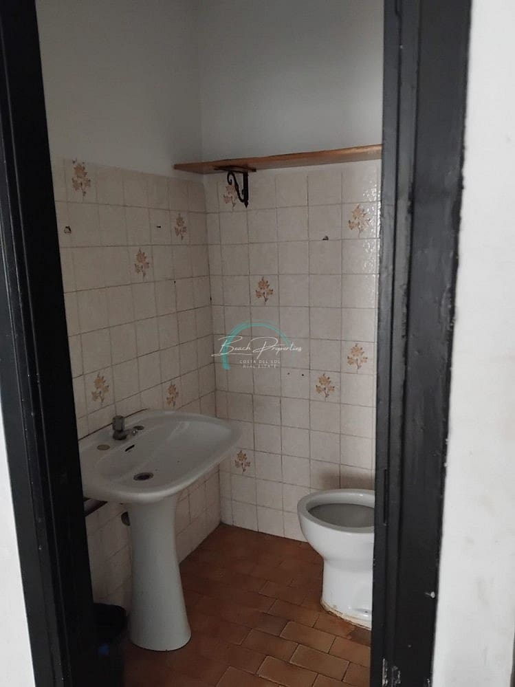 Kommersiell till salu i Nerja med pool - 155 000 € (Ref: 9004441)