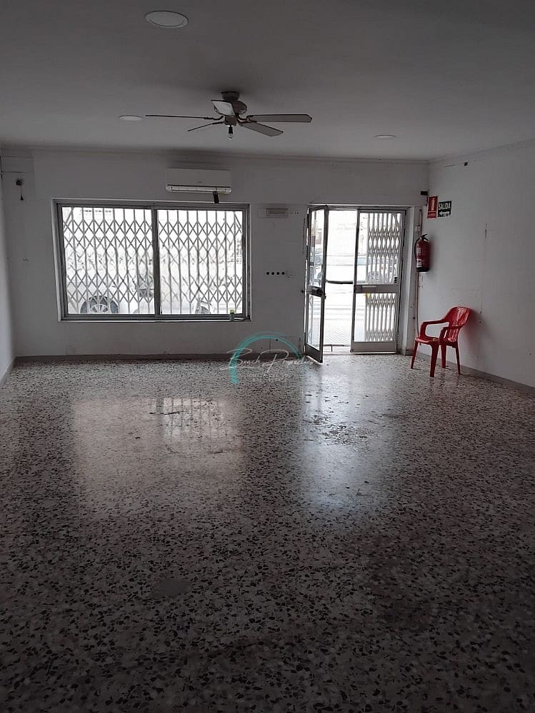 Kommersiell till salu i Nerja med pool - 155 000 € (Ref: 9004441)