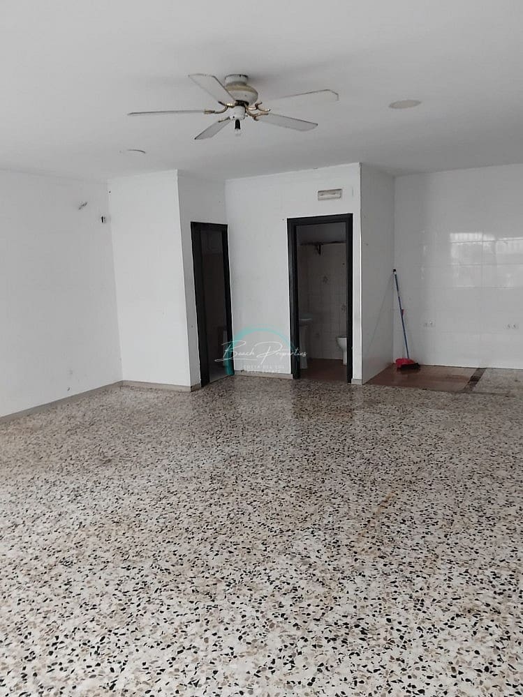 Kommersiell till salu i Nerja med pool - 155 000 € (Ref: 9004441)