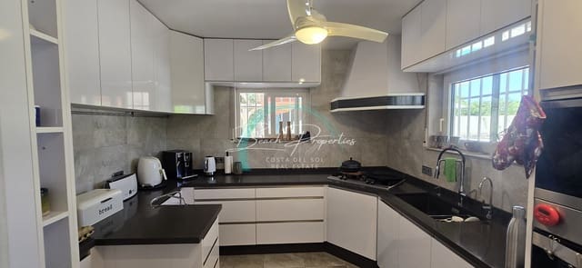 6 soveværelse Villa til salg i Centro, Nerja med swimmingpool garage - € 695.000 (Ref: 9094944)