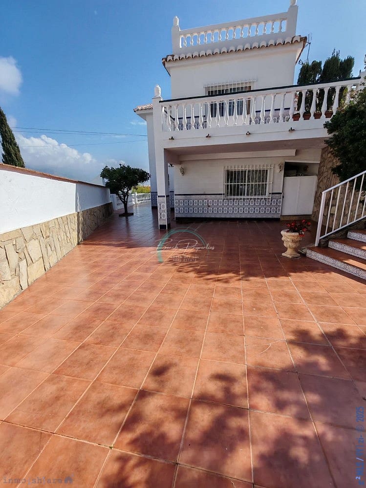 5 quarto Casa em Banda para venda em Nerja com piscina garagem - 1 095 000 € (Ref: 9114460)