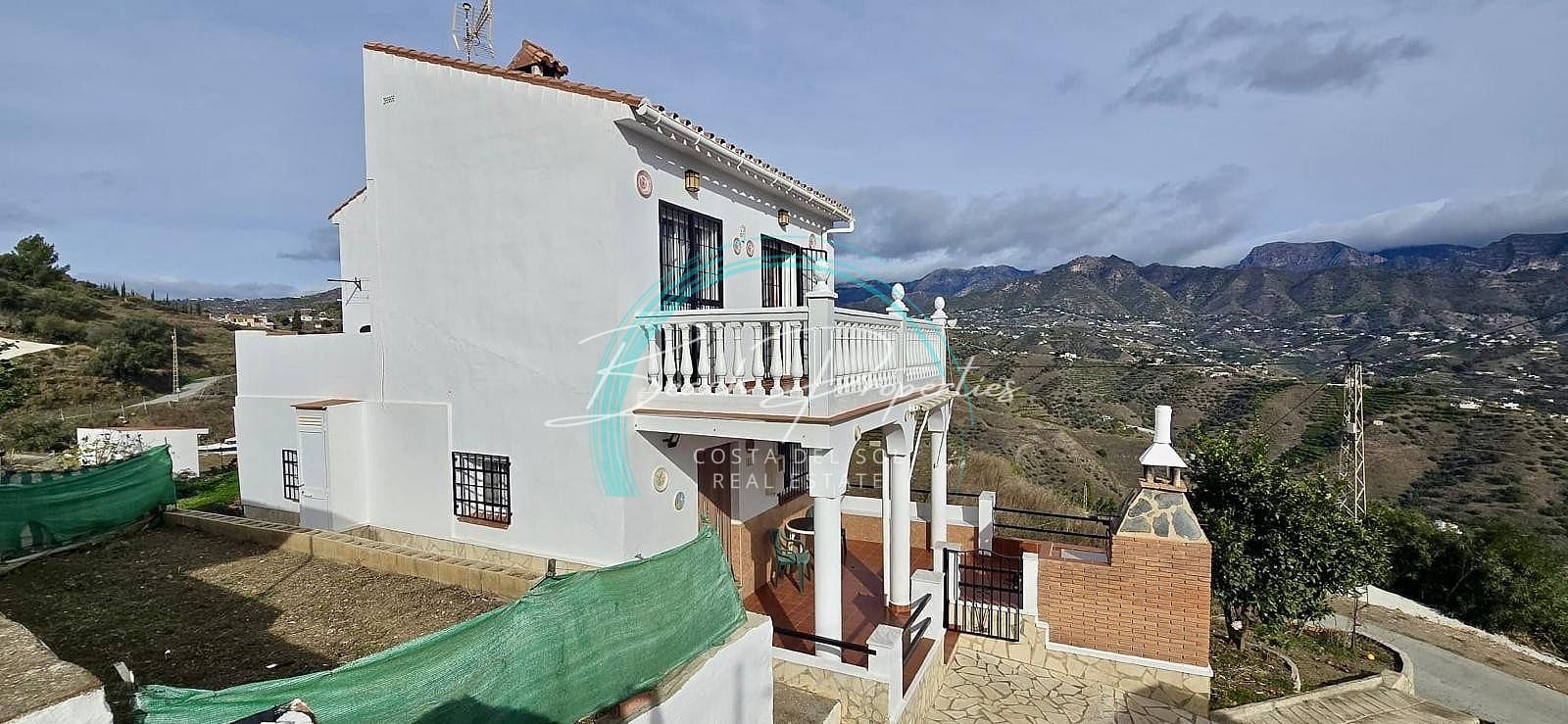 Chalet de 4 habitaciones en Torrox en venta con garaje - 315.000 € (Ref: 9460859)