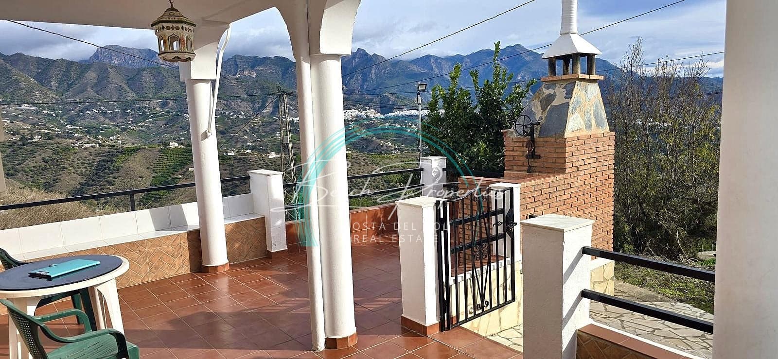 Chalet de 4 habitaciones en Torrox en venta con garaje - 315.000 € (Ref: 9460859)