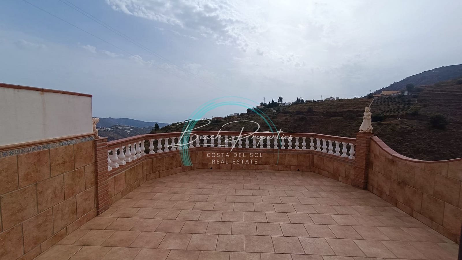 7 bedroom Townhouse for rent in Torrox with pool garage - € 2,800 (Ref: 9500953)