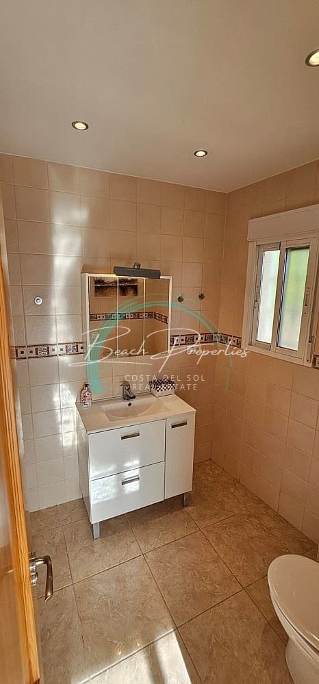 4 sypialnia Willa na sprzedaż w Torrox z basenem garażem - 370 000 € (Ref: 9784760)