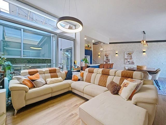 5 soverom Rekkehus til salgs i Alicante by med svømmebasseng garasje - € 699 000 (Ref: 10185011)