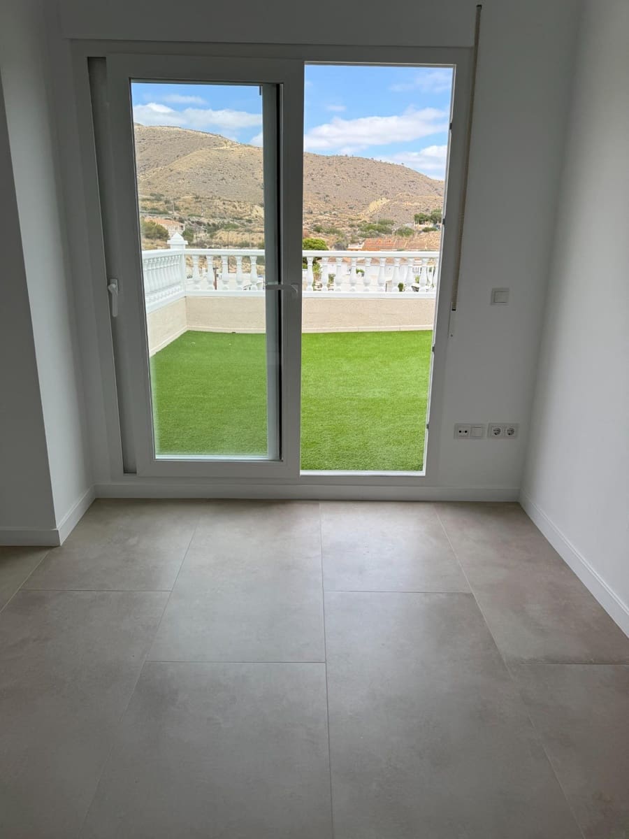 3 soverom Kjedet enebolig til salgs i El Campello med garasje - € 550 000 (Ref: 9344797)