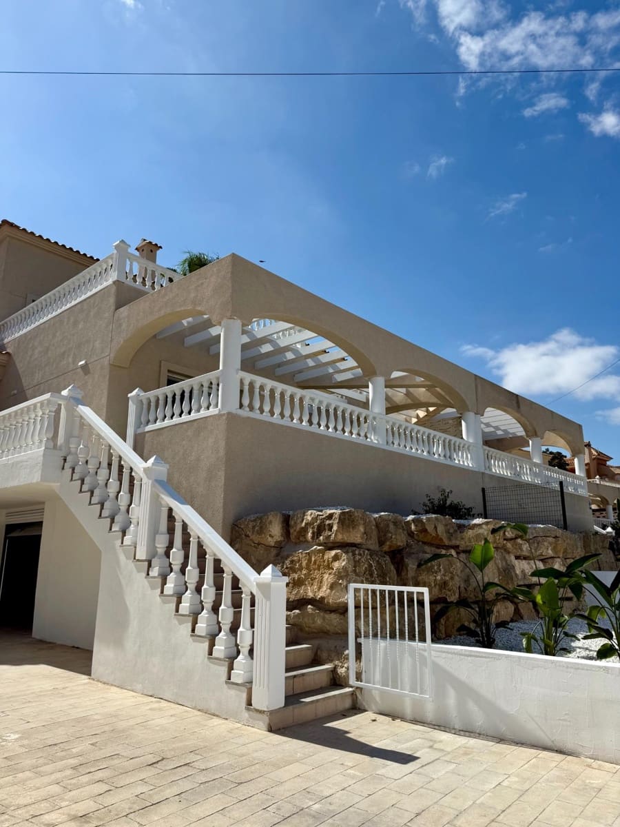 3 bedroom Semi-detached Villa for sale in El Campello with garage - € 550,000 (Ref: 9344797)