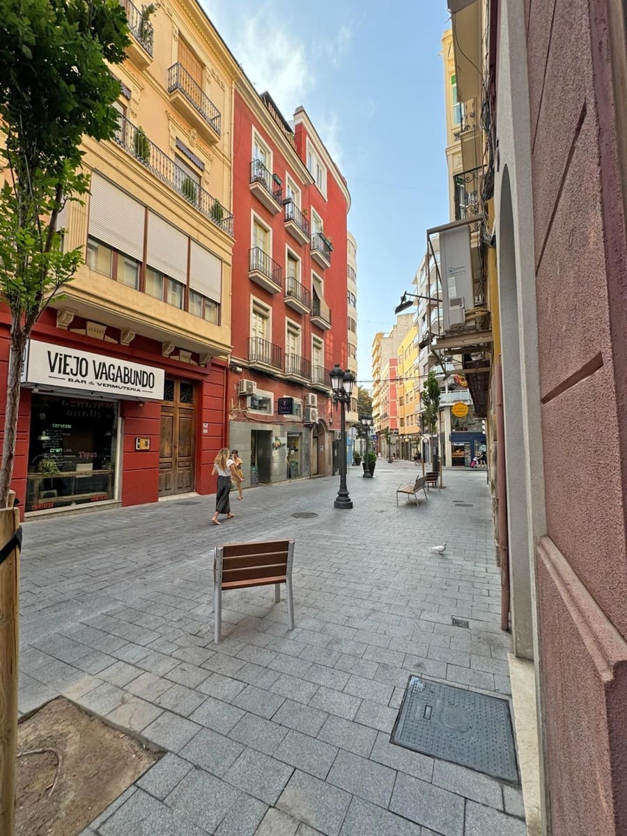 3 bedroom Penthouse for rent in Alicante / Alacant city - € 2,900 (Ref: 9476122)