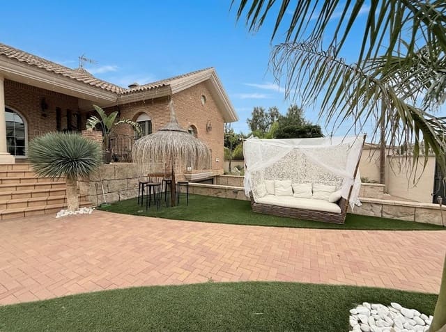 Chalet de 4 habitaciones en San Vicente / Sant Vicent del Raspeig en venta con piscina garaje - 1.065.000 € (Ref: 9947952)