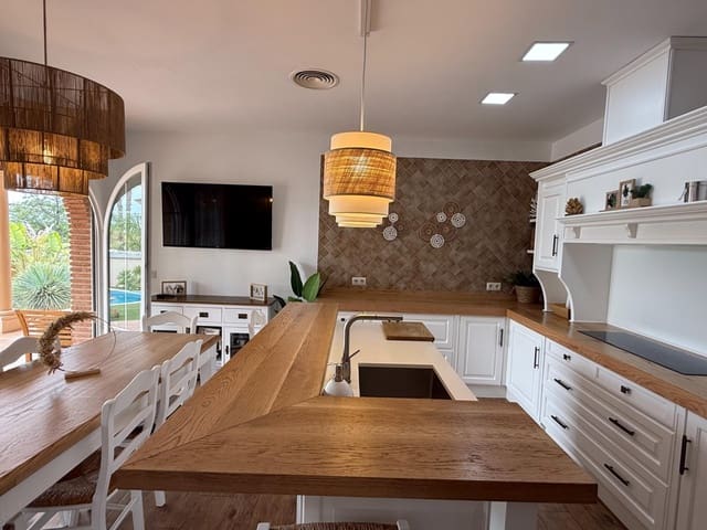 Chalet de 4 habitaciones en San Vicente / Sant Vicent del Raspeig en venta con piscina garaje - 1.065.000 € (Ref: 9947952)