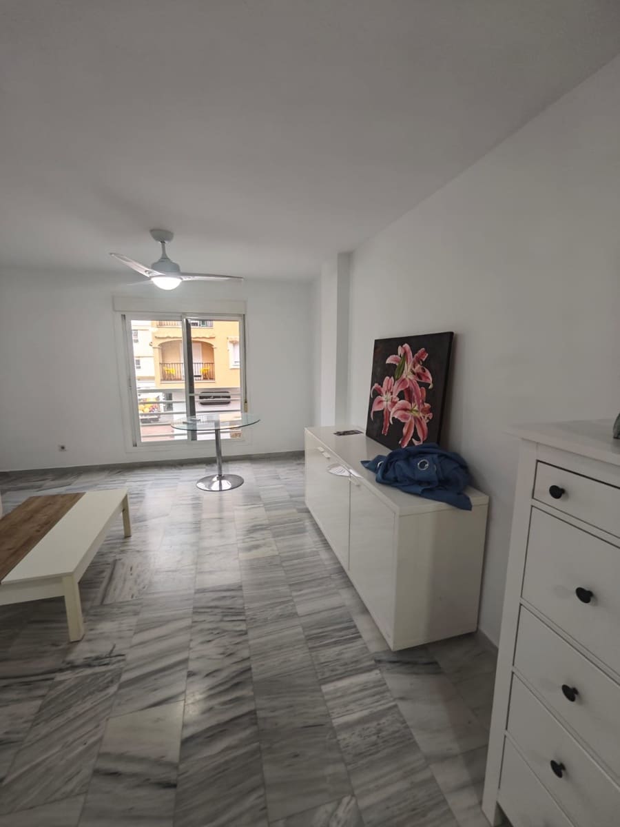 Yksiö vuokrattavana paikassa Rincon de la Victoria mukana 
autotalli - 950 € (Ref: 10030862)