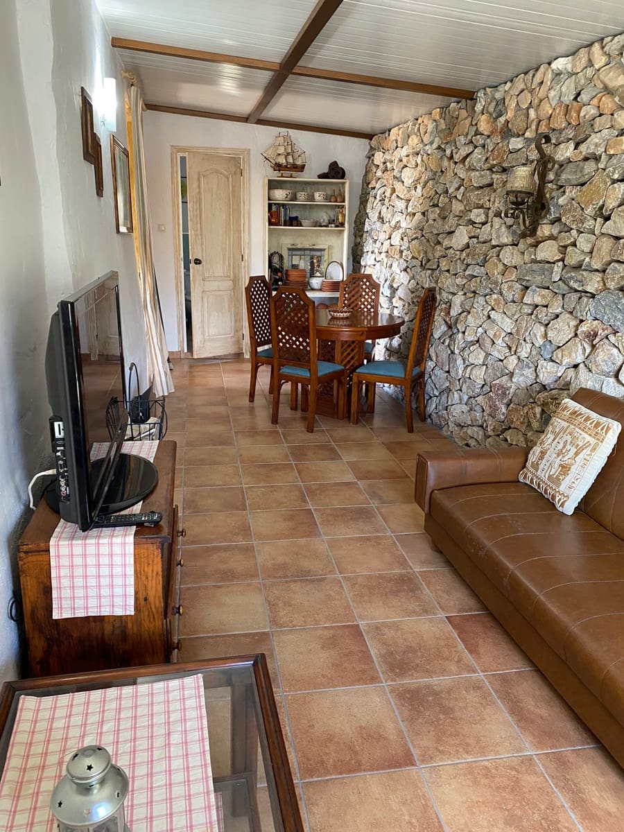 Grunde uden byggetilladelser til leje i Torrox - € 850 (Ref: 10054481)