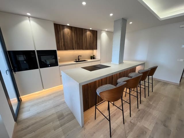 Piso de 4 habitaciones en Pol Alameda, Málaga ciudad en alquiler con garaje - 3.100 € (Ref: 10099455)
