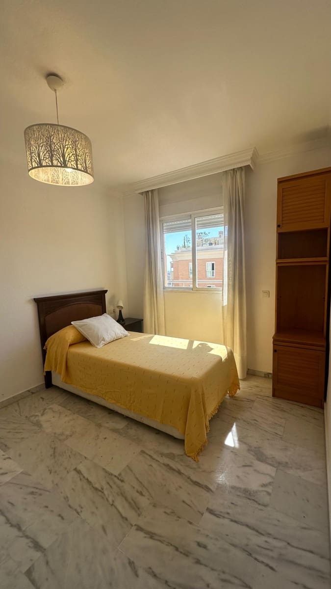 Penthouse de 4 chambres à louer à Malaga ville avec piscine garage - 2 500 € (Ref: 10103497)