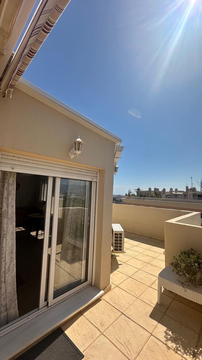 Penthouse de 4 chambres à louer à Malaga ville avec piscine garage - 2 500 € (Ref: 10103497)