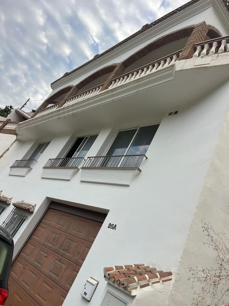 4 bedroom Townhouse for rent in Canillas de Aceituno with pool garage - € 1,400 (Ref: 10163315)