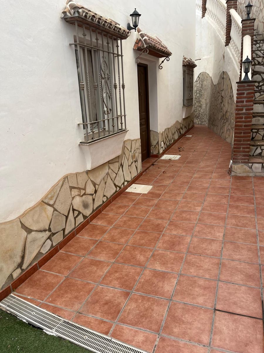 4 bedroom Townhouse for rent in Canillas de Aceituno with pool garage - € 1,400 (Ref: 10163315)